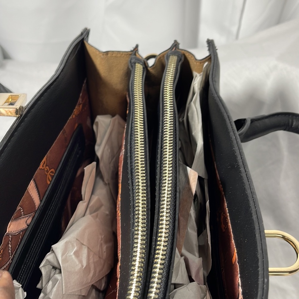 La Terre Fashion Vegan Handbag Color Black with crossbody strap - Picture 7 of 8